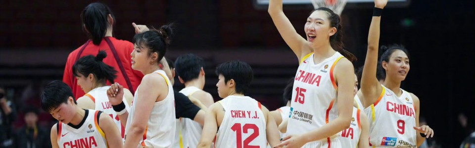 女篮开门红！3大中锋轰47分太无解 张子宇11分钟砍12+3手握5优势