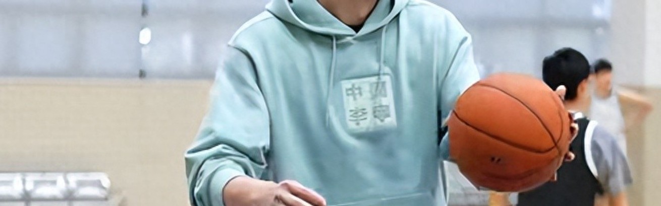 kaiyun-广东队训练！胡明轩苦练三分球 杜锋很严肃 徐杰不吭声