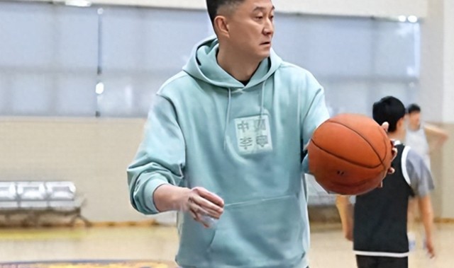 kaiyun-广东队训练！胡明轩苦练三分球 杜锋很严肃 徐杰不吭声